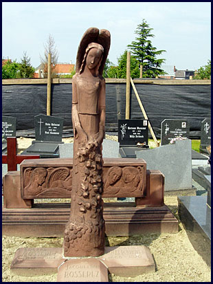 Grafmonument van de familie Bosserez, bontzandsteen, Puurs (1944)